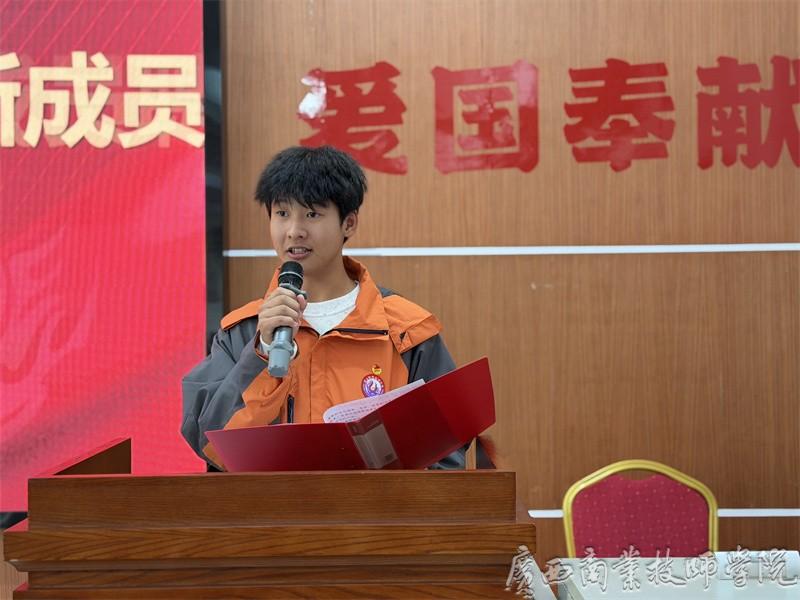 2024级学生会主席刘子奇同学主持会议.jpg